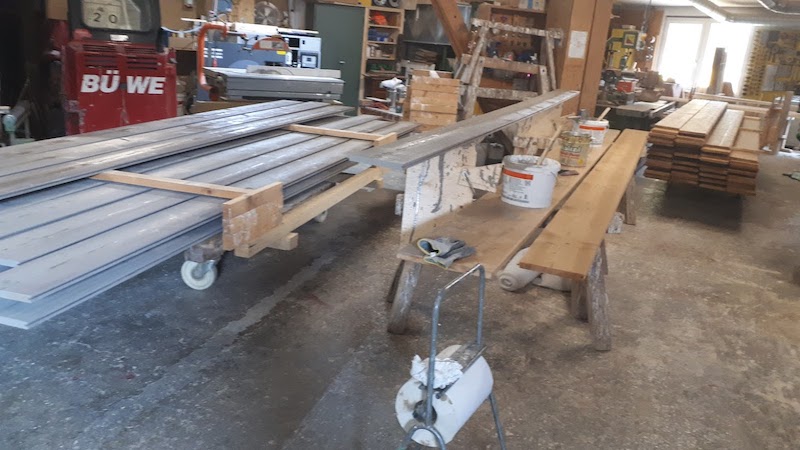 Werkstatt mit Holzleisten auf der Sägebank